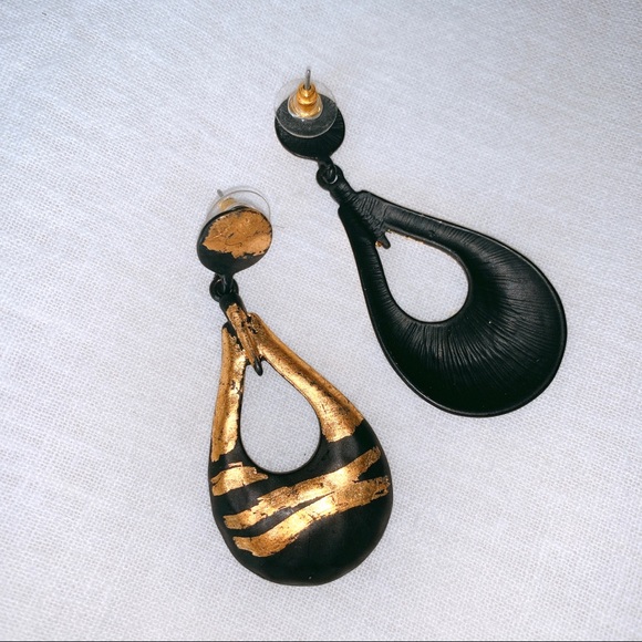 Exotic vibe earrings | BLACK & GOLD - Picture 2 of 3